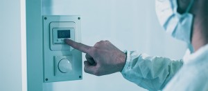 Cleanroom regelaar bediend door operator