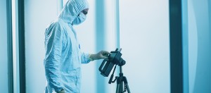 Deeltjestelling tijdens cleanroom validatie uitgevoerd door engineer